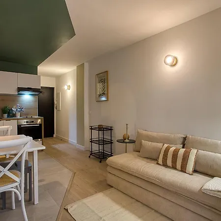 La Perla, Elegance & Confort A Esquirol *